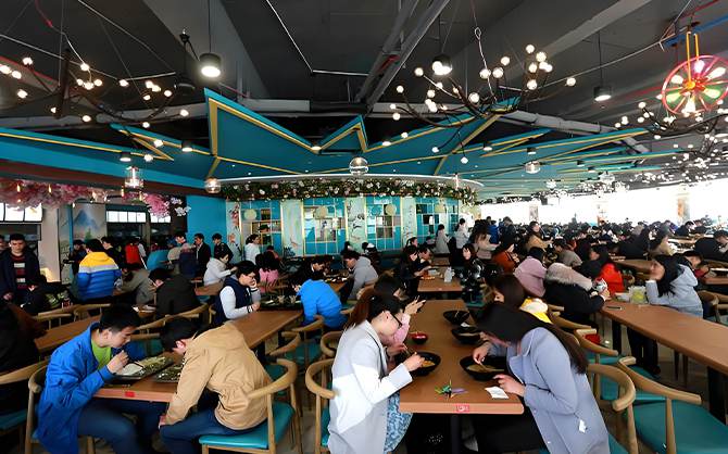 高校食堂承包行業整體資金投入在裝修上，以圖為例，學校食堂環境優美。