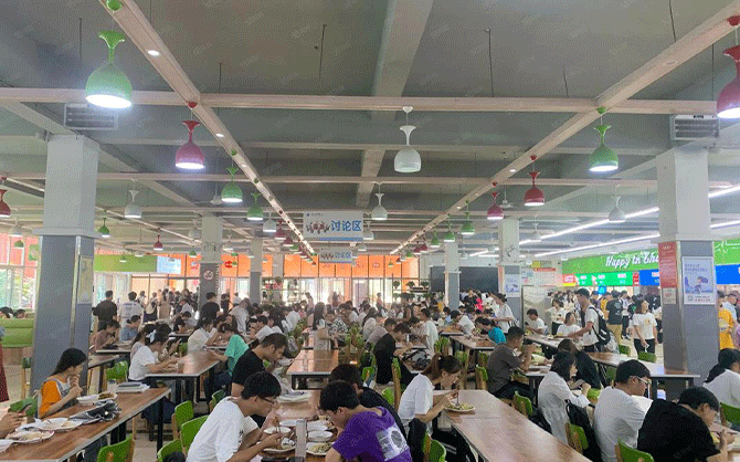 味萊客餐飲公司經營案例中學校食堂開餐現場圖片